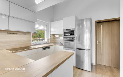 REZERVOVANÉ - Predávame 3.i byt s veľkým balkónom v kvalitnej 9 ročnej nadstavbe so súkromnou záhradou