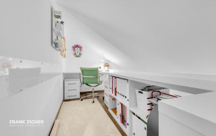 REZERVOVANÉ - Predávame 3.i byt s veľkým balkónom v kvalitnej 9 ročnej nadstavbe so súkromnou záhradou