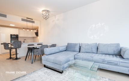 FRANK ZICHER - Prenajímame priestranný 3i byt 98 m² s výhľadom na hrad, SKY PARK VEŽA 2