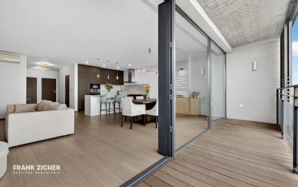 FRANK ZICHER – Predávame priestranný 3 izb. byt s výhľadom so spoločným bazénom a saunou na Kolibe