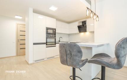 FRANK ZICHER - Prenajímame priestranný 3i byt 98 m² s výhľadom na hrad, SKY PARK VEŽA 2