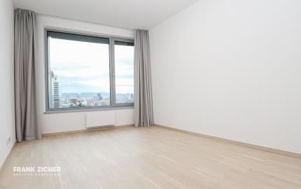 FRANK ZICHER - Prenajímame priestranný 3i byt 98 m² s výhľadom na hrad, SKY PARK VEŽA 2