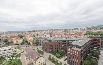 FRANK ZICHER - Prenajímame priestranný 3i byt 98 m² s výhľadom na hrad, SKY PARK VEŽA 2