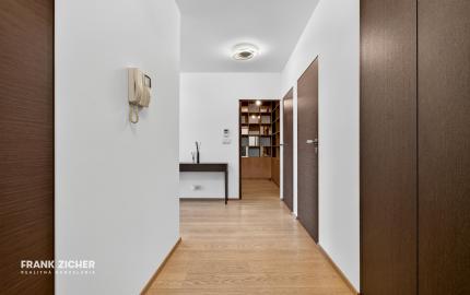 FRANK ZICHER – Predávame priestranný 3 izb. byt s výhľadom so spoločným bazénom a saunou na Kolibe