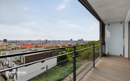 FRANK ZICHER – Predávame priestranný 3 izb. byt s výhľadom so spoločným bazénom a saunou na Kolibe