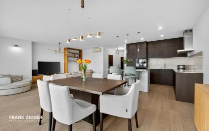 FRANK ZICHER – Predávame priestranný 3 izb. byt s výhľadom so spoločným bazénom a saunou na Kolibe