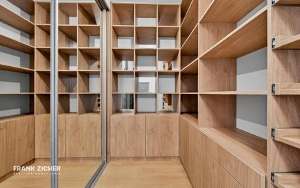 FRANK ZICHER – Predávame priestranný 3 izb. byt s výhľadom so spoločným bazénom a saunou na Kolibe