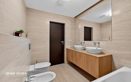 FRANK ZICHER – Predávame priestranný 3 izb. byt s výhľadom so spoločným bazénom a saunou na Kolibe