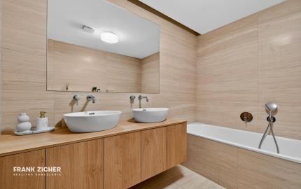 FRANK ZICHER – Predávame priestranný 3 izb. byt s výhľadom so spoločným bazénom a saunou na Kolibe