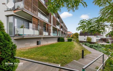 FRANK ZICHER – Predávame priestranný 3 izb. byt s výhľadom so spoločným bazénom a saunou na Kolibe