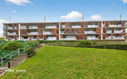 FRANK ZICHER – Predávame priestranný 3 izb. byt s výhľadom so spoločným bazénom a saunou na Kolibe