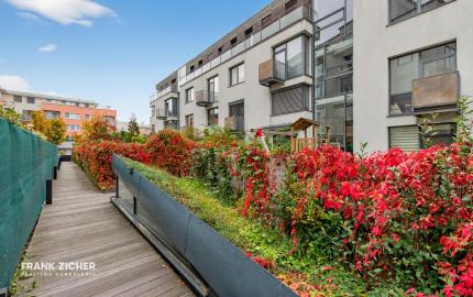 FRANK ZICHER – Predávame priestranný 3 izb. byt s výhľadom so spoločným bazénom a saunou na Kolibe