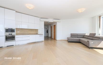 FRANK ZICHER - Prenajímame priestranný 3 izbový byt s výhľadom na Dunaj a Bratislavský hrad