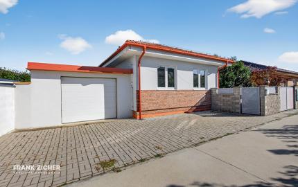 REZERVOVANÉ - Predávame samostatný 4.i rodinný dom s garážou a 4-árovým pozemkom, Bazalková, Malinovo