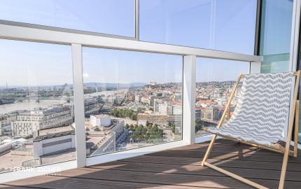 FRANK ZICHER - Prenajímame priestranný 3 izbový byt s výhľadom na Dunaj a Bratislavský hrad