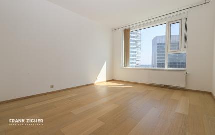 FRANK ZICHER - Prenajímame priestranný 3 izbový byt s výhľadom na Dunaj a Bratislavský hrad