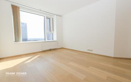 FRANK ZICHER - Prenajímame priestranný 3 izbový byt s výhľadom na Dunaj a Bratislavský hrad