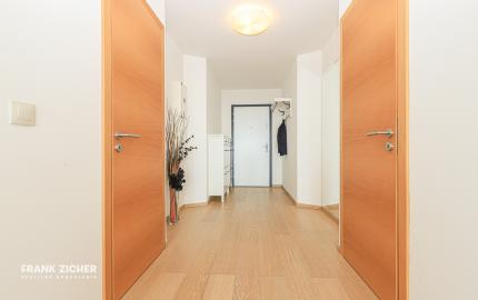 FRANK ZICHER - Prenajímame priestranný 3 izbový byt s výhľadom na Dunaj a Bratislavský hrad