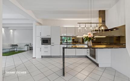 FRANK ZICHER - Predávame jedinečný a priestranný 2,5 izbový byt s prístupom do záhrady v mestskej vile na Mudroňovej ulici