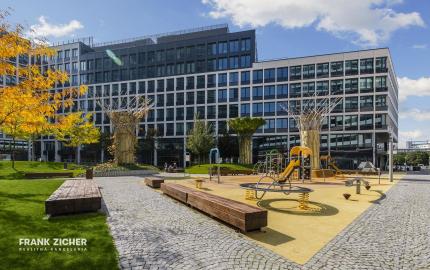 FRANK ZICHER - Prenajímame priestranný 3 izbový byt s výhľadom na Dunaj a Bratislavský hrad