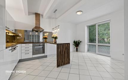 FRANK ZICHER - Predávame jedinečný a priestranný 2,5 izbový byt s prístupom do záhrady v mestskej vile na Mudroňovej ulici