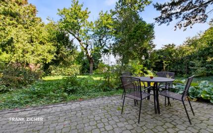 FRANK ZICHER - Predávame jedinečný a priestranný 2,5 izbový byt s prístupom do záhrady v mestskej vile na Mudroňovej ulici