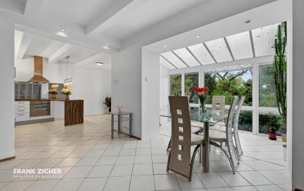 FRANK ZICHER - Predávame jedinečný a priestranný 2,5 izbový byt s prístupom do záhrady v mestskej vile na Mudroňovej ulici