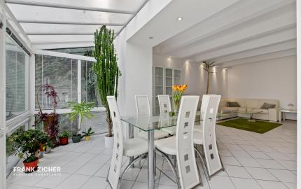 FRANK ZICHER - Predávame jedinečný a priestranný 2,5 izbový byt s prístupom do záhrady v mestskej vile na Mudroňovej ulici