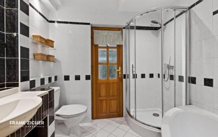 FRANK ZICHER - Predávame jedinečný a priestranný 2,5 izbový byt s prístupom do záhrady v mestskej vile na Mudroňovej ulici