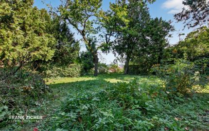 FRANK ZICHER - Predávame jedinečný a priestranný 2,5 izbový byt s prístupom do záhrady v mestskej vile na Mudroňovej ulici