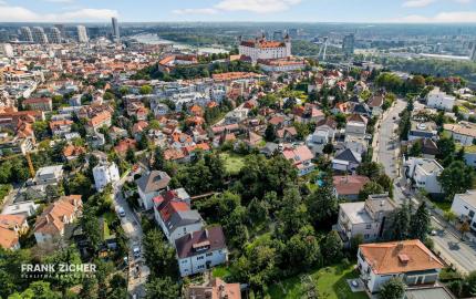 FRANK ZICHER - Predávame jedinečný a priestranný 2,5 izbový byt s prístupom do záhrady v mestskej vile na Mudroňovej ulici