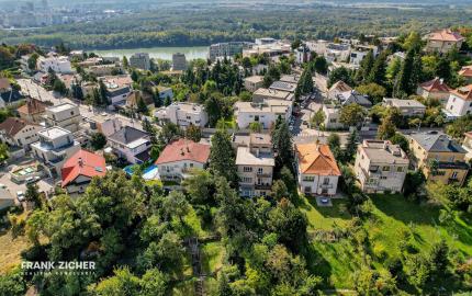 FRANK ZICHER - Predávame jedinečný a priestranný 2,5 izbový byt s prístupom do záhrady v mestskej vile na Mudroňovej ulici