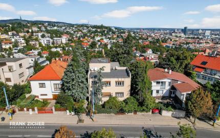 FRANK ZICHER - Predávame jedinečný a priestranný 2,5 izbový byt s prístupom do záhrady v mestskej vile na Mudroňovej ulici