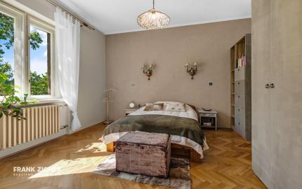 FRANK ZICHER – Predávame priestranný, slnečný 2-izbový byt so staromestským šarmom v obľúbenej lokalite na Námestí Slobody s výhľadom na hrad