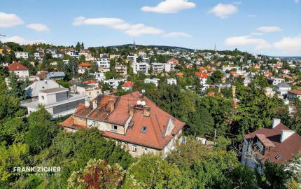 FRANK ZICHER - Predávame jedinečný a priestranný 2,5 izbový byt s prístupom do záhrady v mestskej vile na Mudroňovej ulici