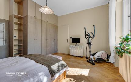 FRANK ZICHER – Predávame priestranný, slnečný 2-izbový byt so staromestským šarmom v obľúbenej lokalite na Námestí Slobody s výhľadom na hrad