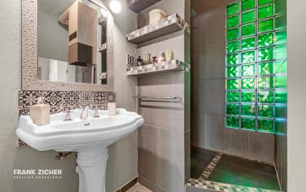 FRANK ZICHER – Predávame priestranný, slnečný 2-izbový byt so staromestským šarmom v obľúbenej lokalite na Námestí Slobody s výhľadom na hrad