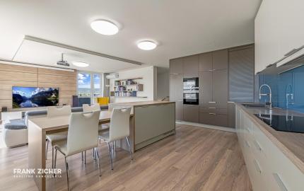 FRANK ZICHER – Predávame veľkometrážny 4.i byt s 2 terasami a výhľadmi na mesto aj Karpaty