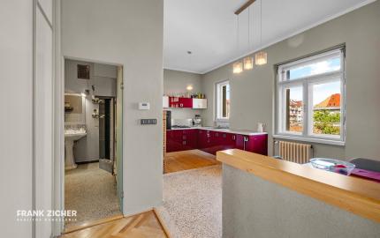 FRANK ZICHER – Predávame priestranný, slnečný 2-izbový byt so staromestským šarmom v obľúbenej lokalite na Námestí Slobody s výhľadom na hrad