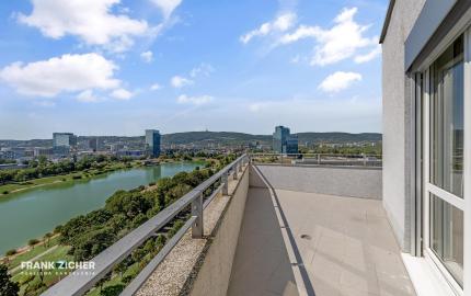 FRANK ZICHER – Predávame veľkometrážny 4.i byt s 2 terasami a výhľadmi na mesto aj Karpaty