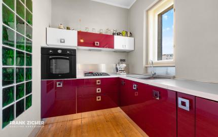 FRANK ZICHER – Predávame priestranný, slnečný 2-izbový byt so staromestským šarmom v obľúbenej lokalite na Námestí Slobody s výhľadom na hrad