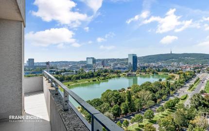 FRANK ZICHER – Predávame veľkometrážny 4.i byt s 2 terasami a výhľadmi na mesto aj Karpaty