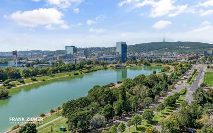 FRANK ZICHER – Predávame veľkometrážny 4.i byt s 2 terasami a výhľadmi na mesto aj Karpaty