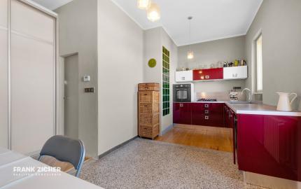 FRANK ZICHER – Predávame priestranný, slnečný 2-izbový byt so staromestským šarmom v obľúbenej lokalite na Námestí Slobody s výhľadom na hrad