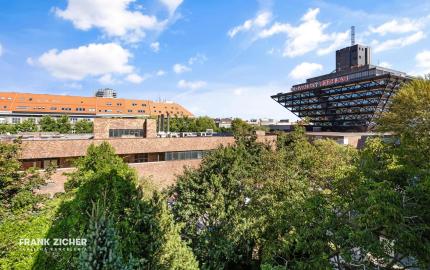 FRANK ZICHER – Predávame priestranný, slnečný 2-izbový byt so staromestským šarmom v obľúbenej lokalite na Námestí Slobody s výhľadom na hrad