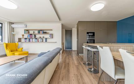 FRANK ZICHER – Predávame veľkometrážny 4.i byt s 2 terasami a výhľadmi na mesto aj Karpaty