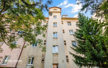 FRANK ZICHER – Predávame priestranný, slnečný 2-izbový byt so staromestským šarmom v obľúbenej lokalite na Námestí Slobody s výhľadom na hrad