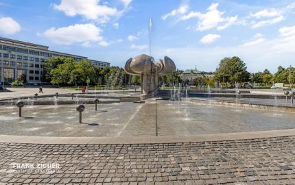 FRANK ZICHER – Predávame priestranný, slnečný 2-izbový byt so staromestským šarmom v obľúbenej lokalite na Námestí Slobody s výhľadom na hrad