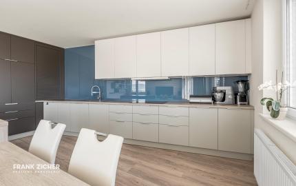 FRANK ZICHER – Predávame veľkometrážny 4.i byt s 2 terasami a výhľadmi na mesto aj Karpaty
