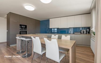 FRANK ZICHER – Predávame veľkometrážny 4.i byt s 2 terasami a výhľadmi na mesto aj Karpaty